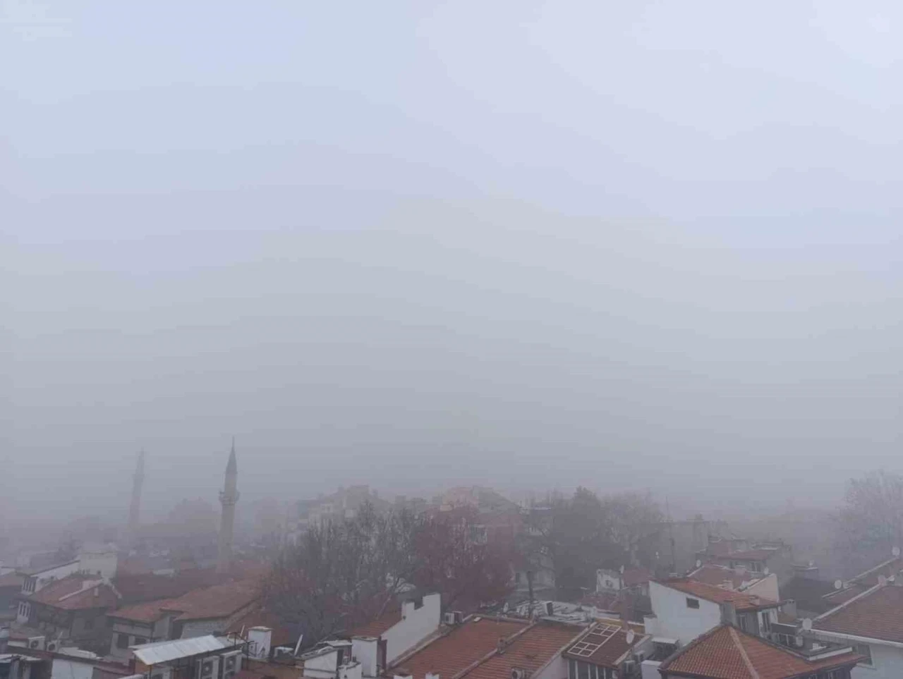 Tarihi Karahisar Kalesi sis nedeniyle gözlerden kayboldu