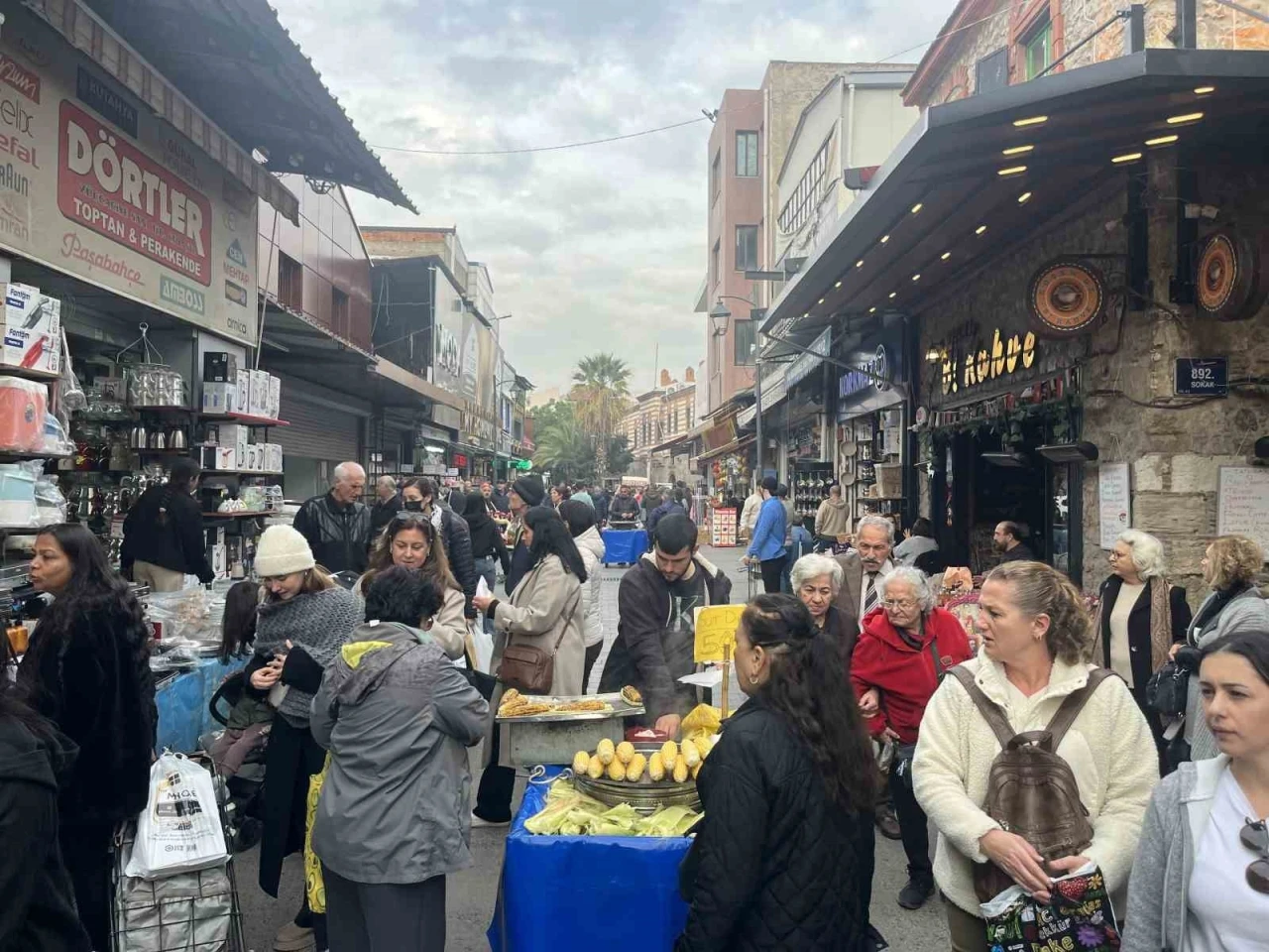 Tarihi Kemeraltı &Ccedil;arşısı&rsquo;nda yılbaşı yoğunluğu
