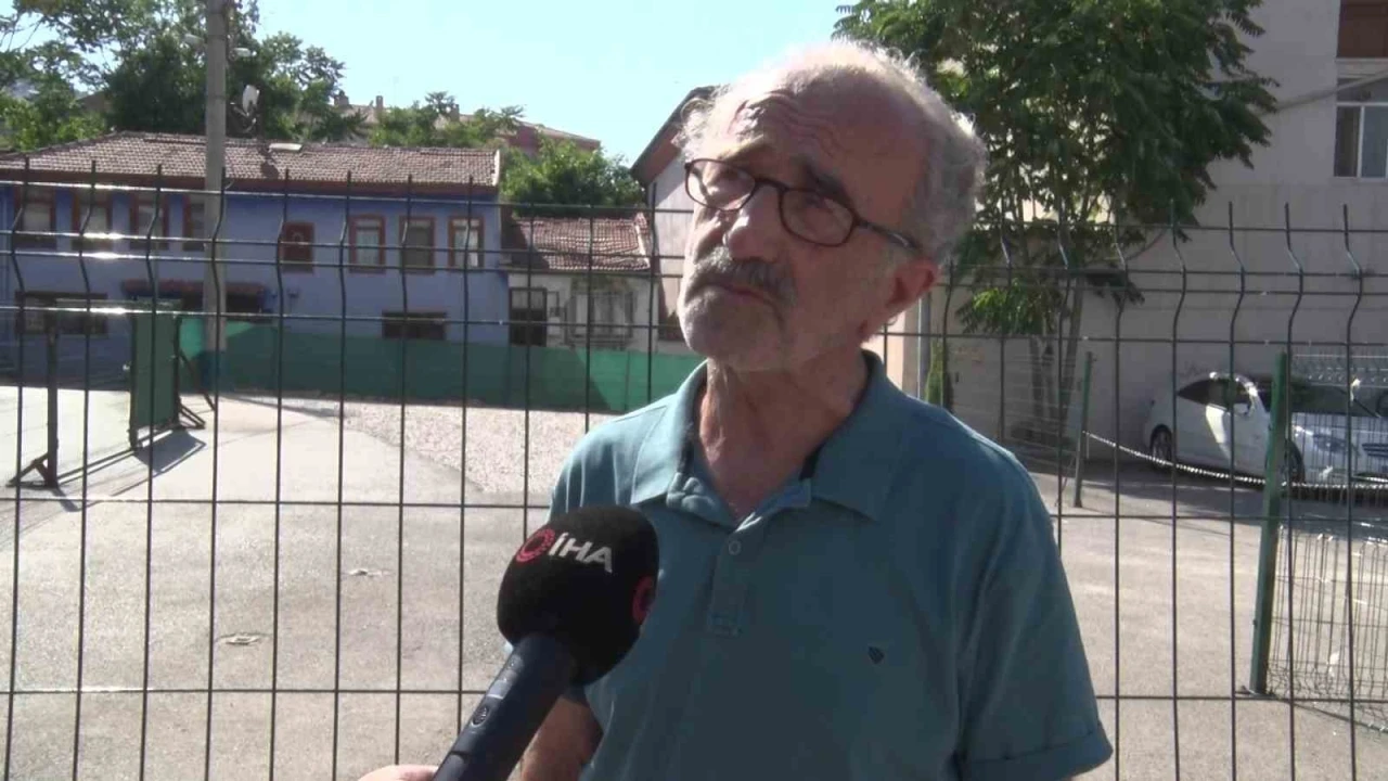 Tarihi mezarın &uuml;zeri &ccedil;akıl taşlarıyla kapatılıp otopark g&ouml;r&uuml;n&uuml;m&uuml; verildi
