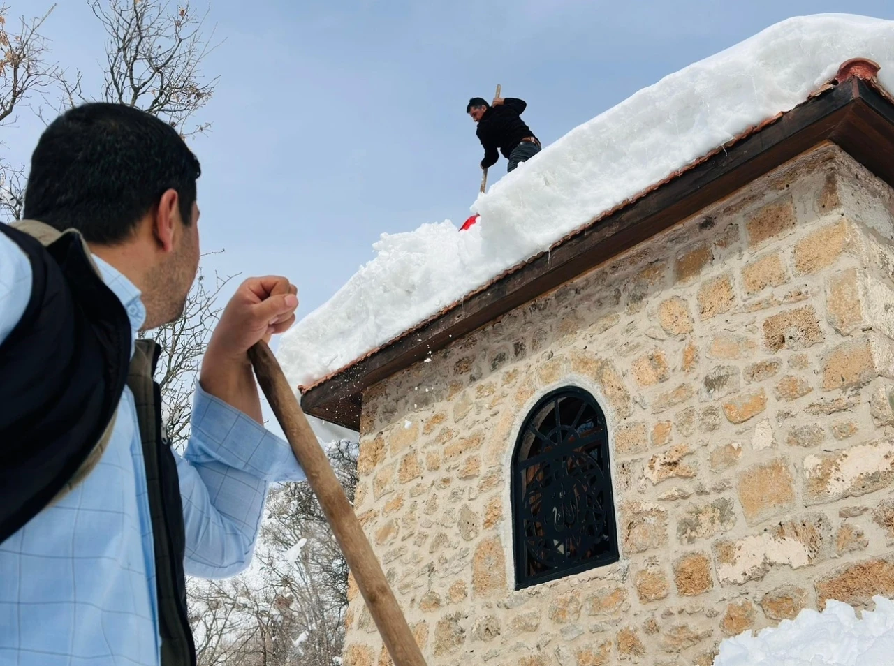 Tarihi miras onlara emanet: Muhtar ve imamdan &ouml;rnek kar mesaisi
