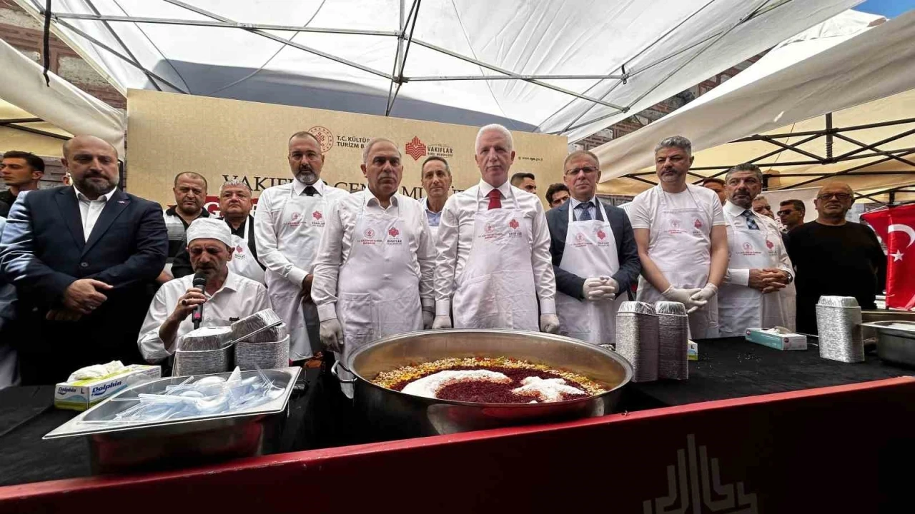 Tarihi Mısır Çarşısında 20 bin kişiye Aşure dağıtımı
