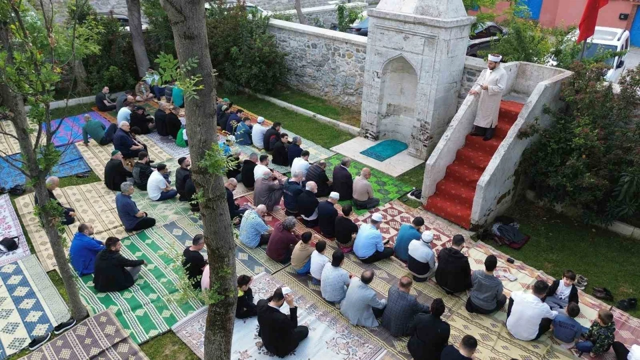 Tarihi namazgahta bayram namazı
