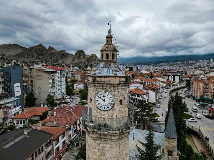 Tarihi saat kulesinin tepesindeki esrarengiz lamba
