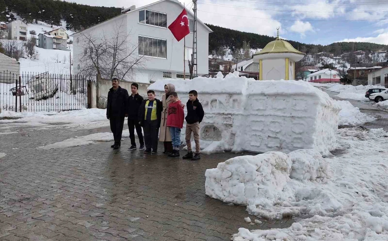 Tarihi Sivas Valiliği&rsquo;nin kardan maketi ziyaret&ccedil;ilerini ağırlıyor
