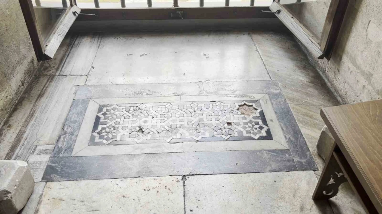 Tarihi Süleymaniye Camii’nde hırsızlık: Mozaik taşların çalındığı iddiası
