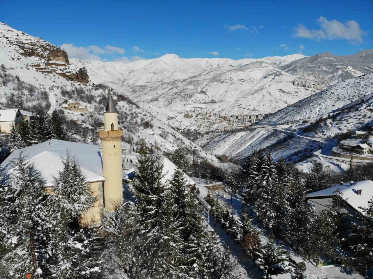 Tarihi S&uuml;leymaniye Mahallesinden kar manzaraları
