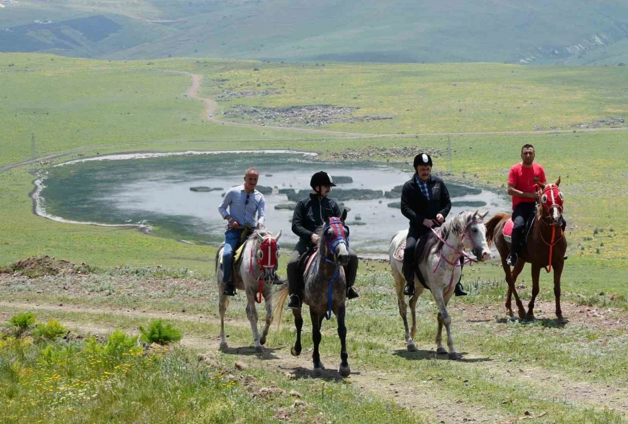 Tarihi tabyalara at ve bisikletlerle ulaştılar, zirveden paraşütle atladılar
