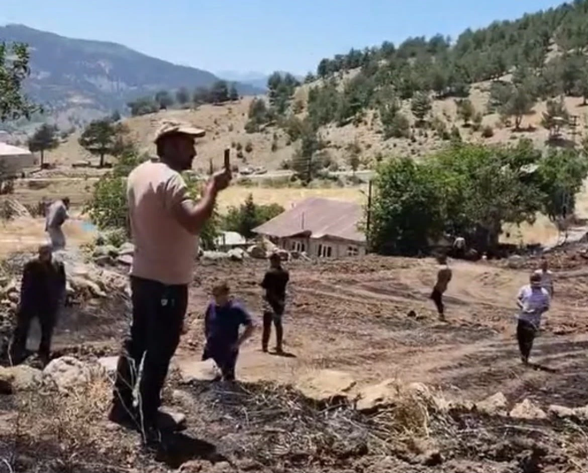 Tarım arazisi alevlere teslim oldu, yangında elektrik dağıtım şirketinin ihmali olduğu ileri s&uuml;r&uuml;ld&uuml;
