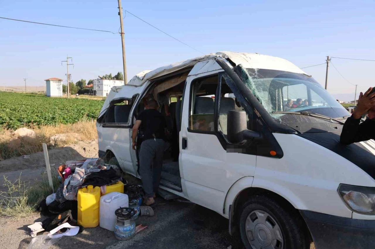 Tarım işçilerini taşıyan minibüs takla attı: 9 yaralı
