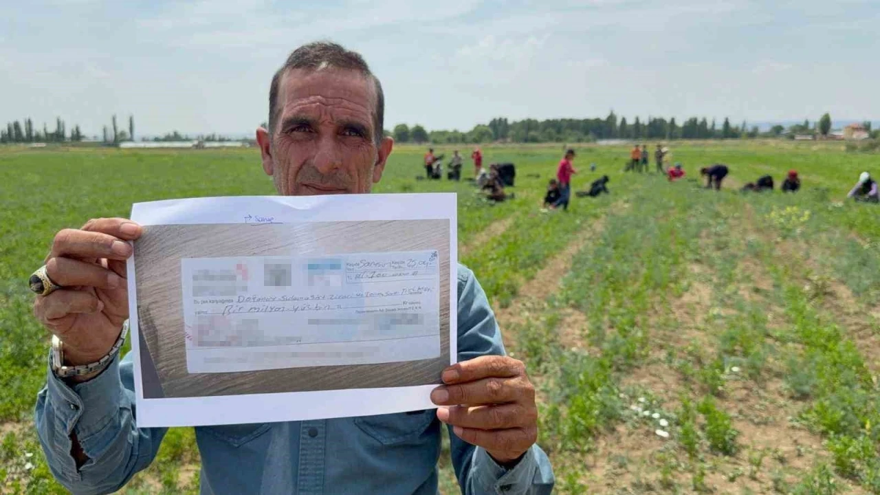 Tarla sahibinin verdiği &ccedil;ek sahte &ccedil;ıkınca iş&ccedil;ilerin parasını &ouml;demek i&ccedil;in aracını sattı
