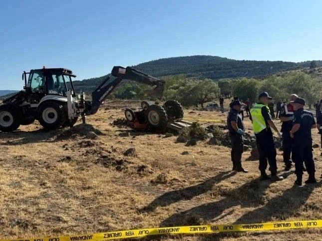 Tarlada devrilen traktörün altında kalan çift hayatını kaybetti
