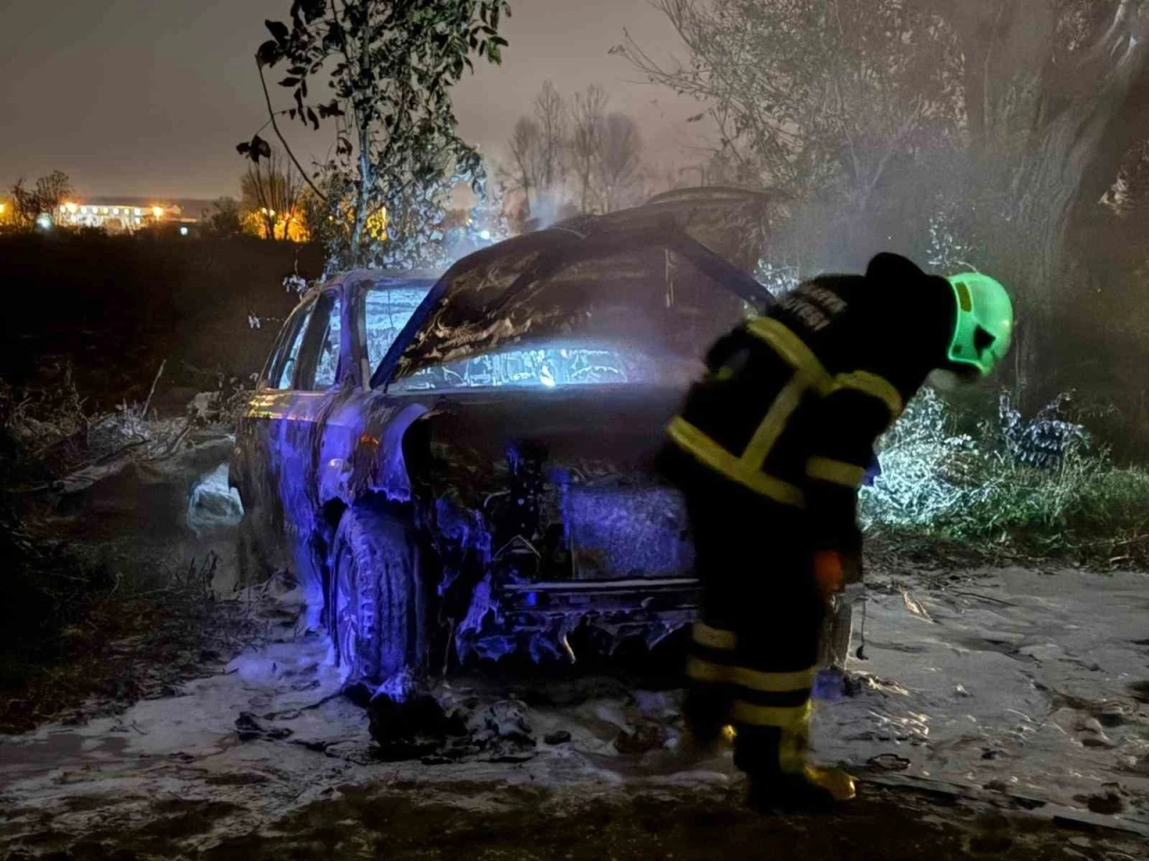 Tarlada park halindeki otomobil alev topuna döndü, geriye demir yığınları kaldı
