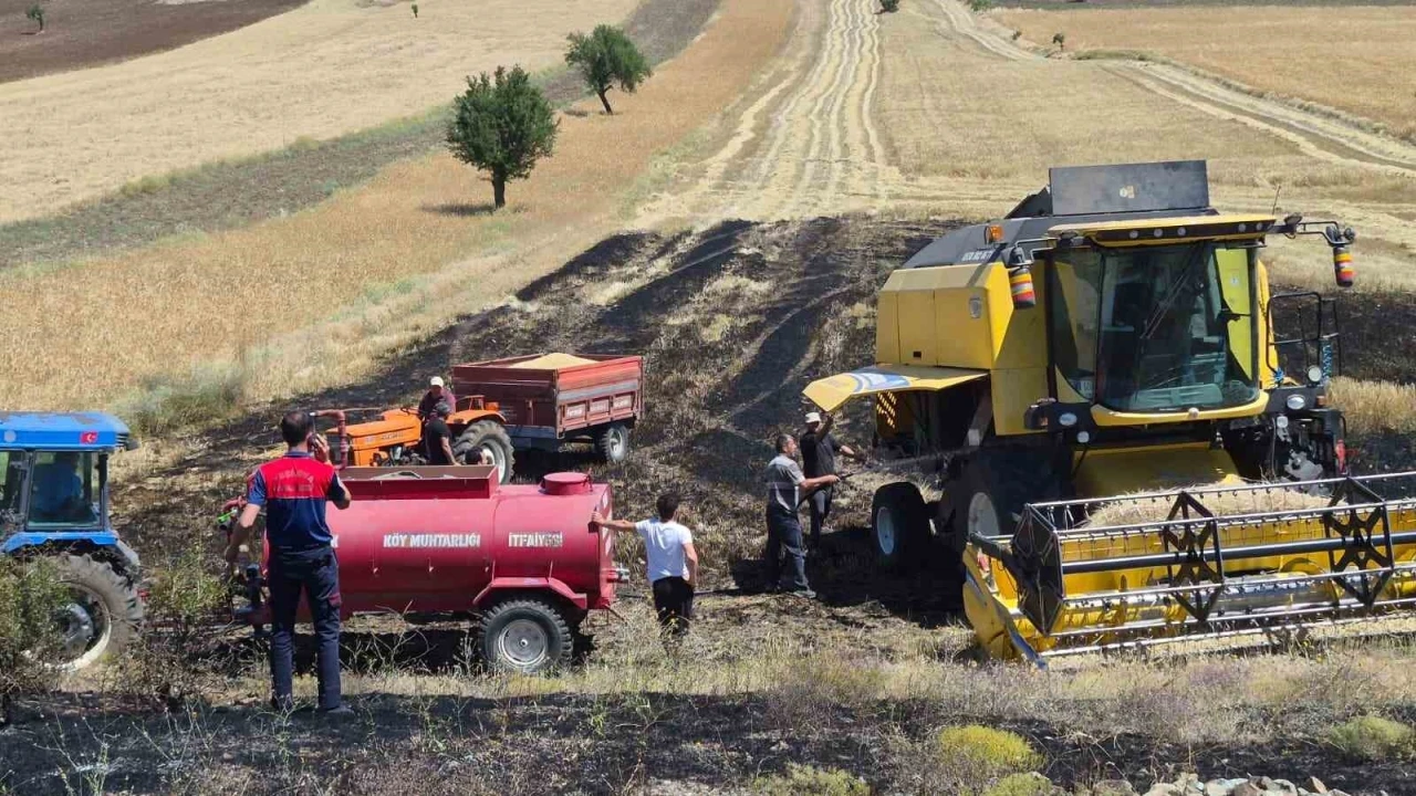 Tarladaki hasat sırasında bi&ccedil;erd&ouml;verin &ccedil;ıkardığı yangın, k&ouml;yde bekletilen su tankeriyle s&ouml;nd&uuml;r&uuml;ld&uuml;
