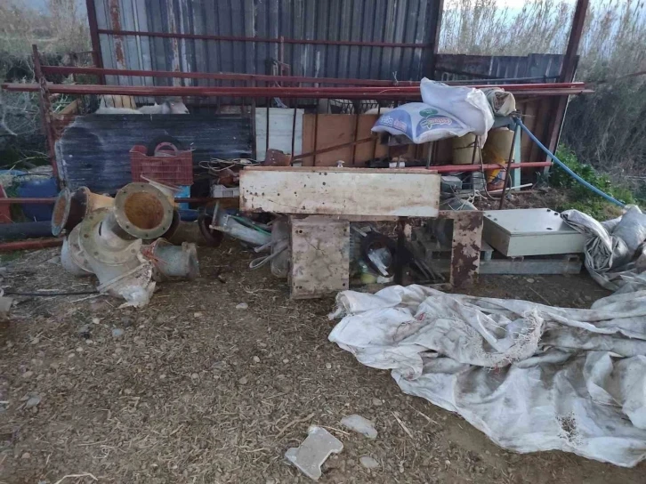 Tarladan su motoru &ccedil;alan hırsızlar yakalandı
