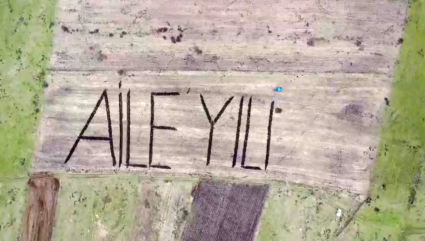 Tarlasına traktörüyle &quot;Aile Yılı&quot; yazdı
