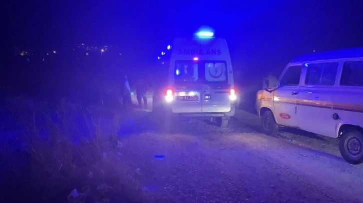 Tarlasından geçen asfaltı söktü: Yoldan geçen otomobilin kaza yapmasına sebep oldu
