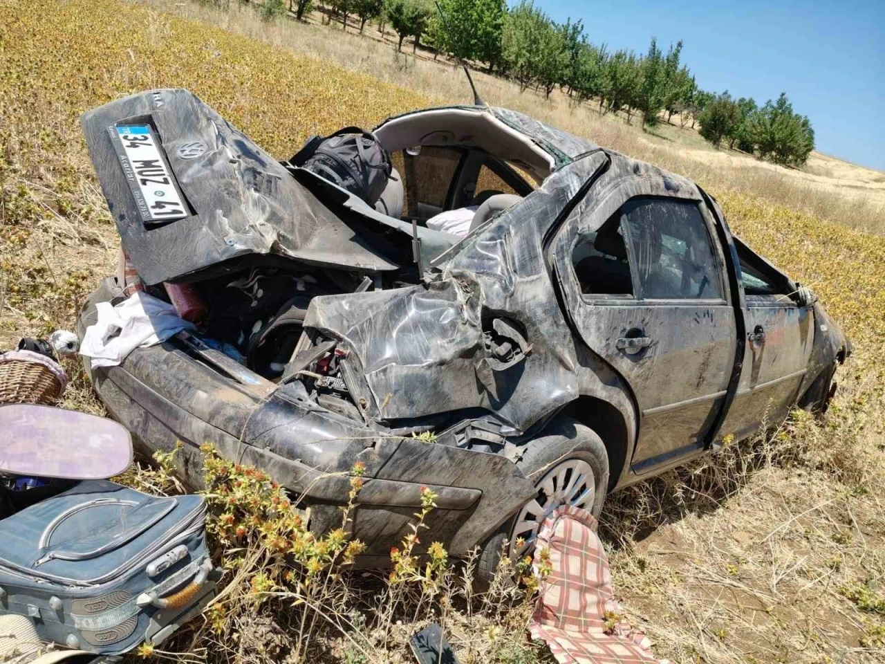 Tarlaya devrilen otomobildeki 3 kişi yaralandı
