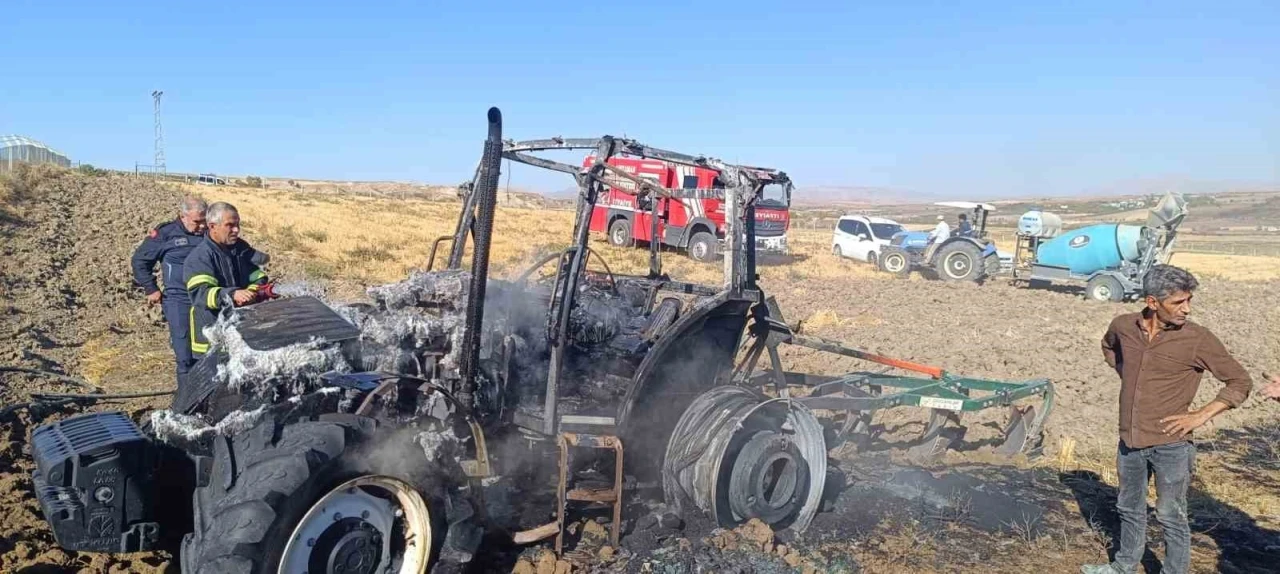Tarlayı süren traktör alev alarak yandı
