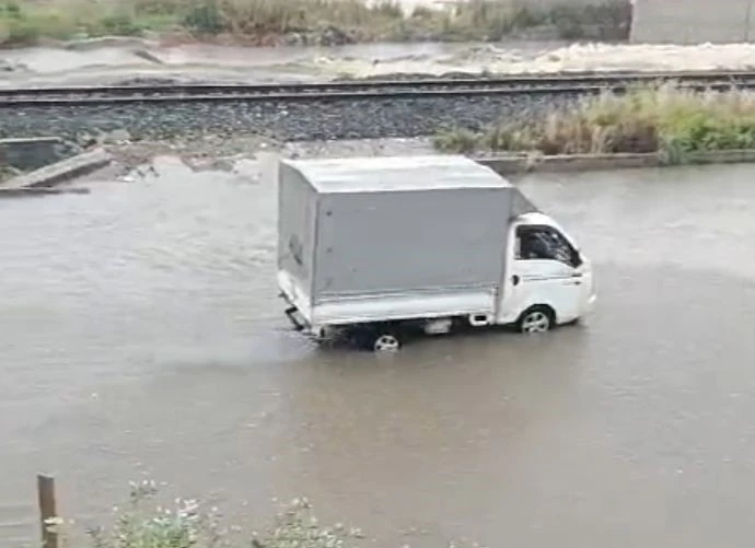 Tarsus sağanak yağmurda sular altında kaldı
