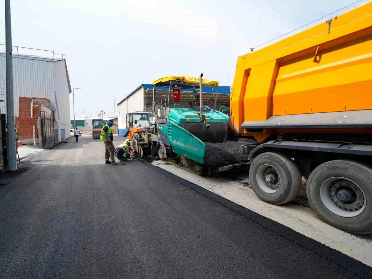 Tarsus&rsquo;ta 23 sokakta sıcak asfalt &ccedil;alışması
