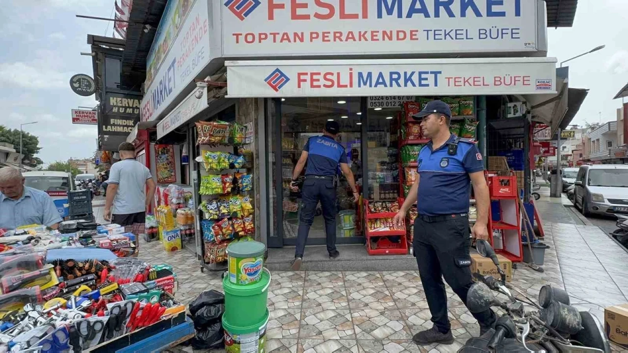 Tarsus’ta kaldırımları işgal eden tezgahlar kaldırıldı
