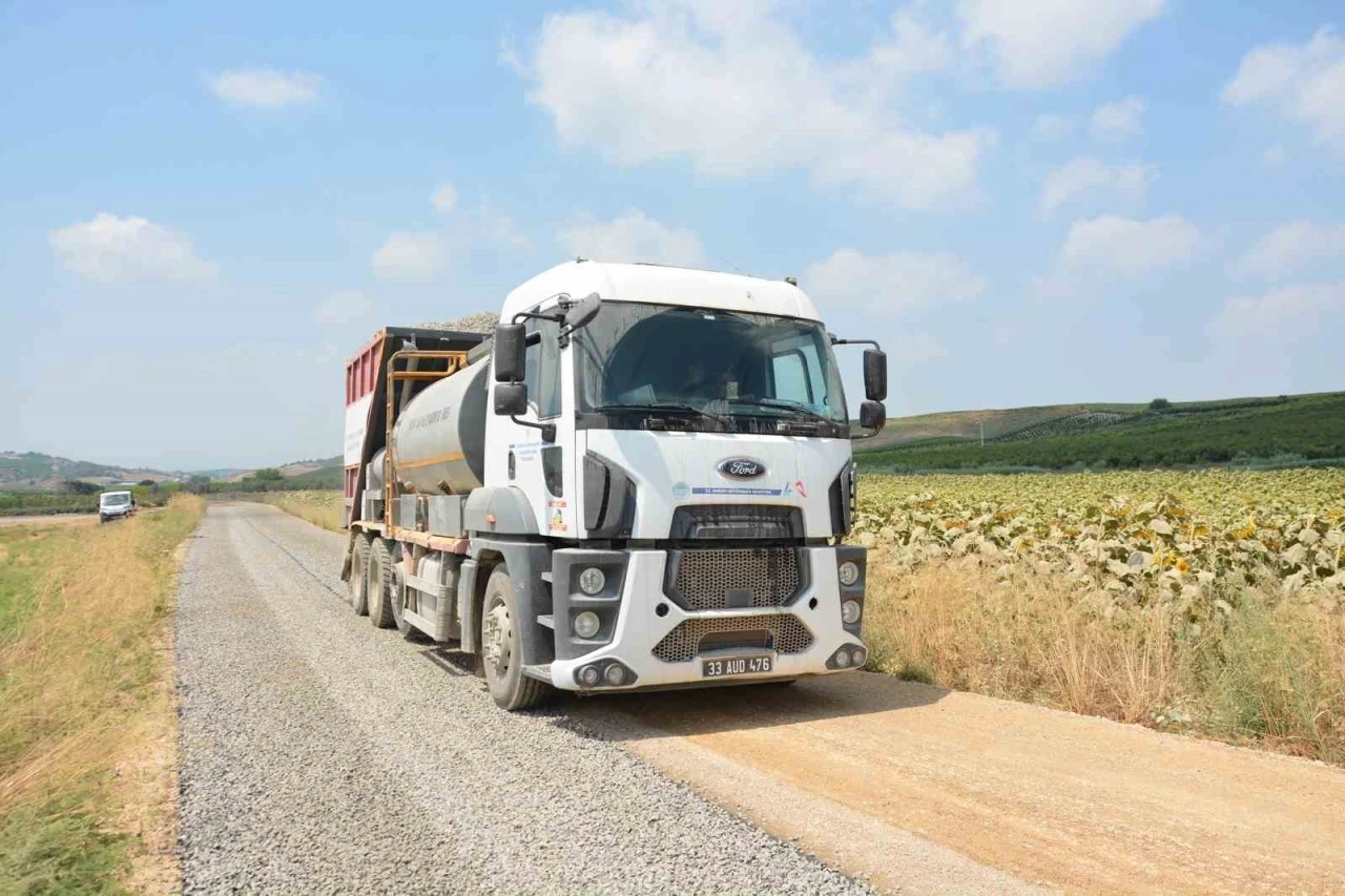 Tarsus&rsquo;ta kırsal yollar sathi asfaltla yenileniyor
