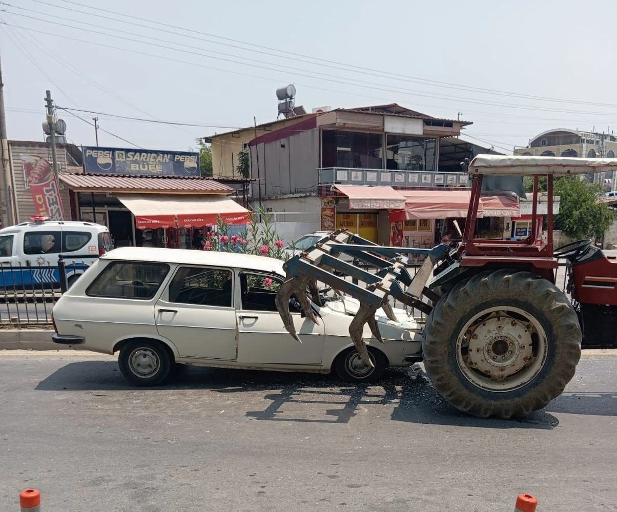 Tarsus’ta otomobil traktöre arkadan çarptı: 2 yaralı
