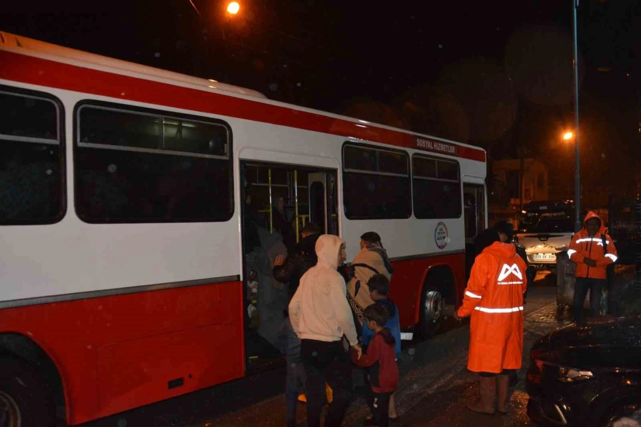 Tarsus&rsquo;ta sağanak yağış sonrası selden etkilenen iş&ccedil;iler tahliye edildi
