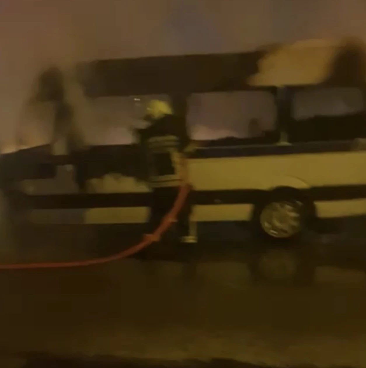 Tarsus’ta seyir halindeki servis aracı yandı