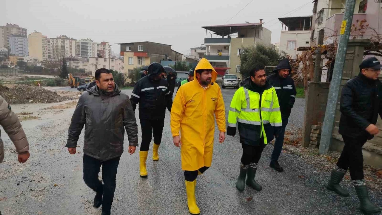 Tarsus&rsquo;ta yoğun yağış sonrası tam saha m&uuml;dahale
