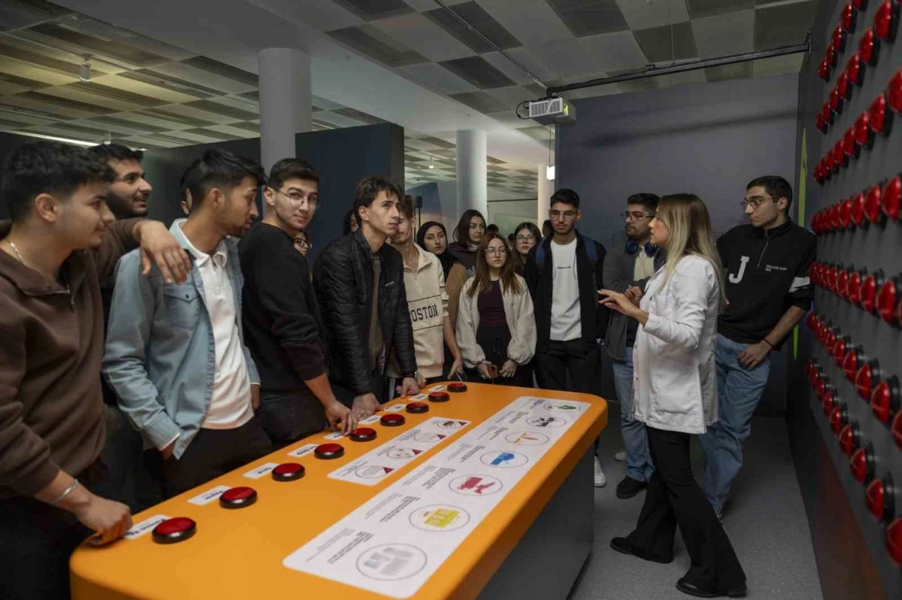 Tarsus &Uuml;niversitesi &ouml;ğrencileri Mercan Bilim Merkezi&rsquo;nde bilimle buluştu
