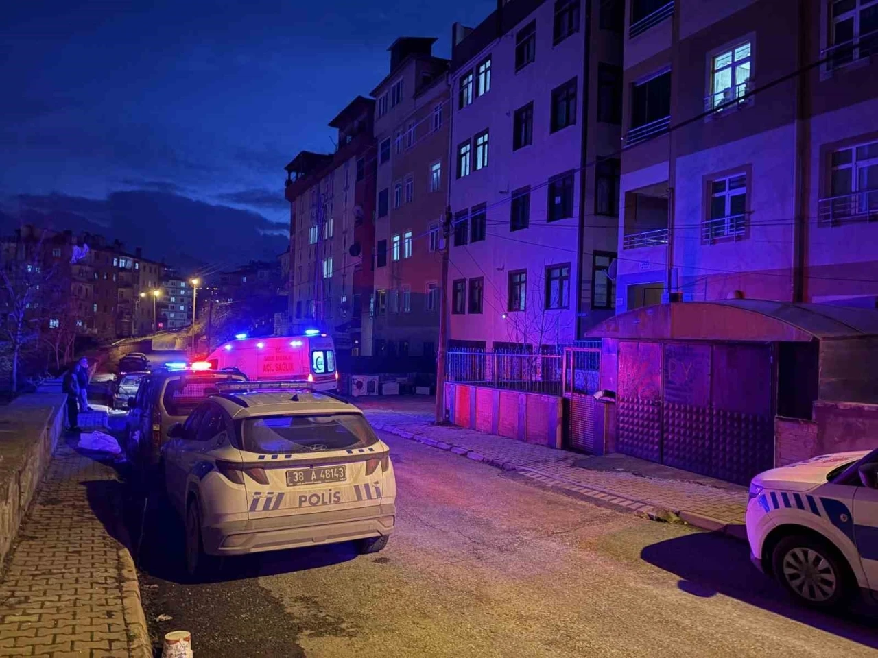 Tartıştığı erkek arkadaşını banyoda bı&ccedil;aklayarak &ouml;ld&uuml;rd&uuml;
