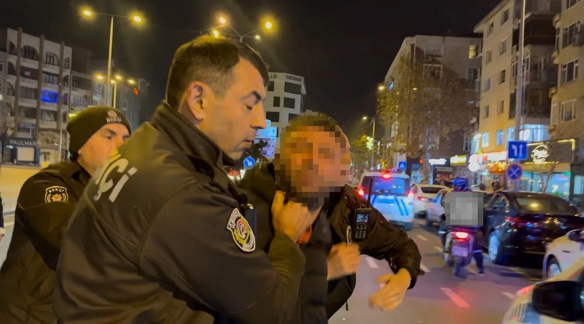 Tartıştığı gencin başında i&ccedil;ki şişesini kırdı
