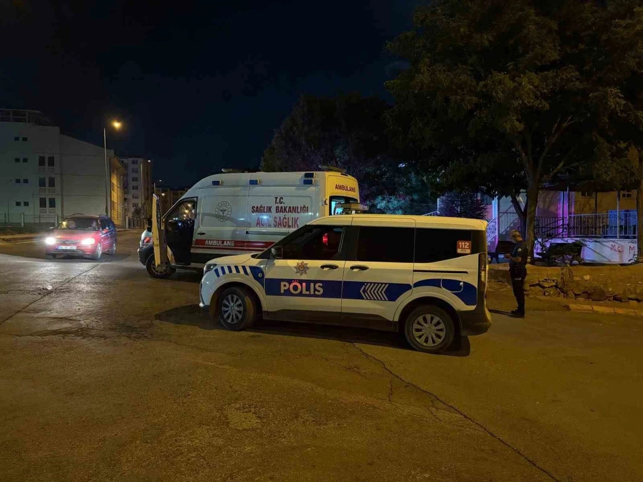 Tartıştığı şahsı caminin bahçesinde bıçakladı: 1 yaralı
