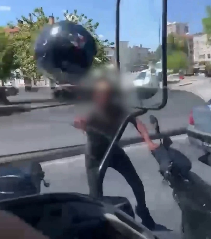 Tartıştığı s&uuml;r&uuml;c&uuml;ye kaskını fırlatan motosikletliye 405 bin TL ceza

