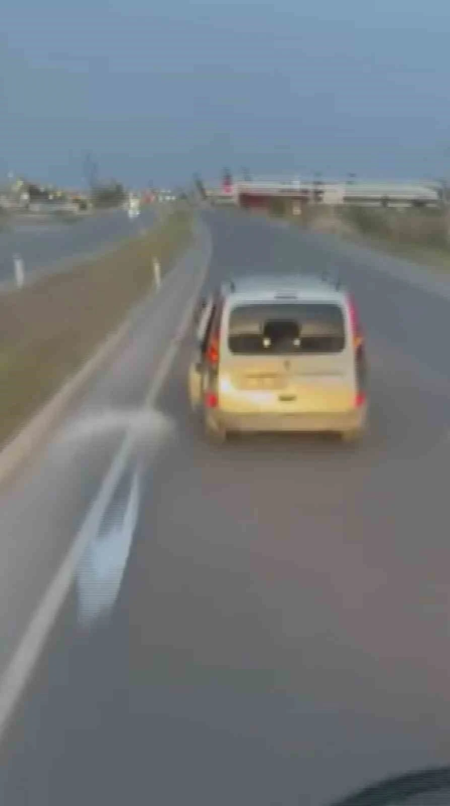 Tartıştığı sürücüye seyir halindeyken içecek fırlattı, o anlar kamerada
