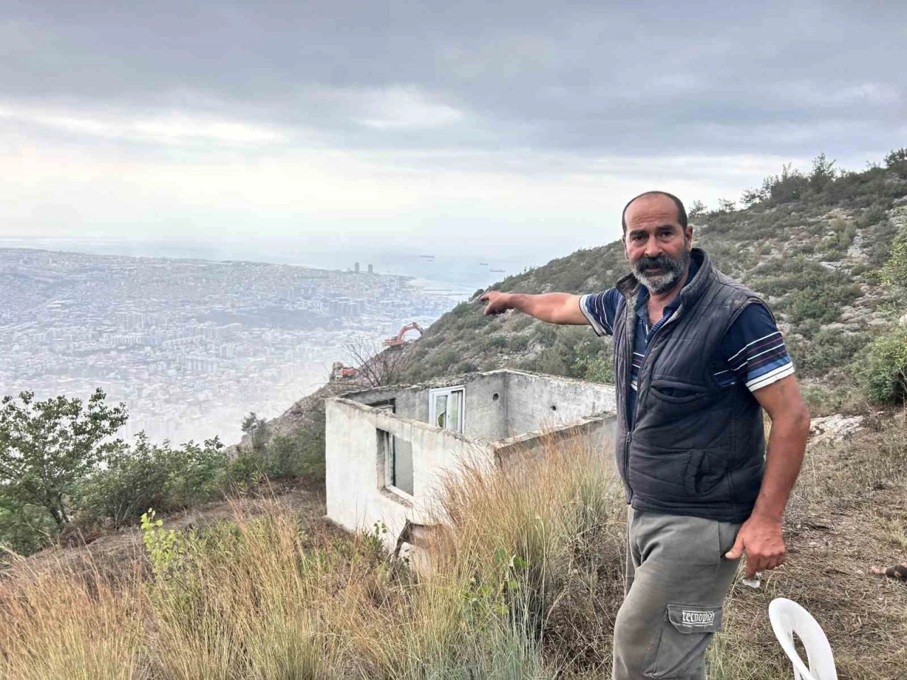 Taş ocağında gerçekleştirilen patlamalarda savrulan taşlardan canlarını zor kurtardılar
