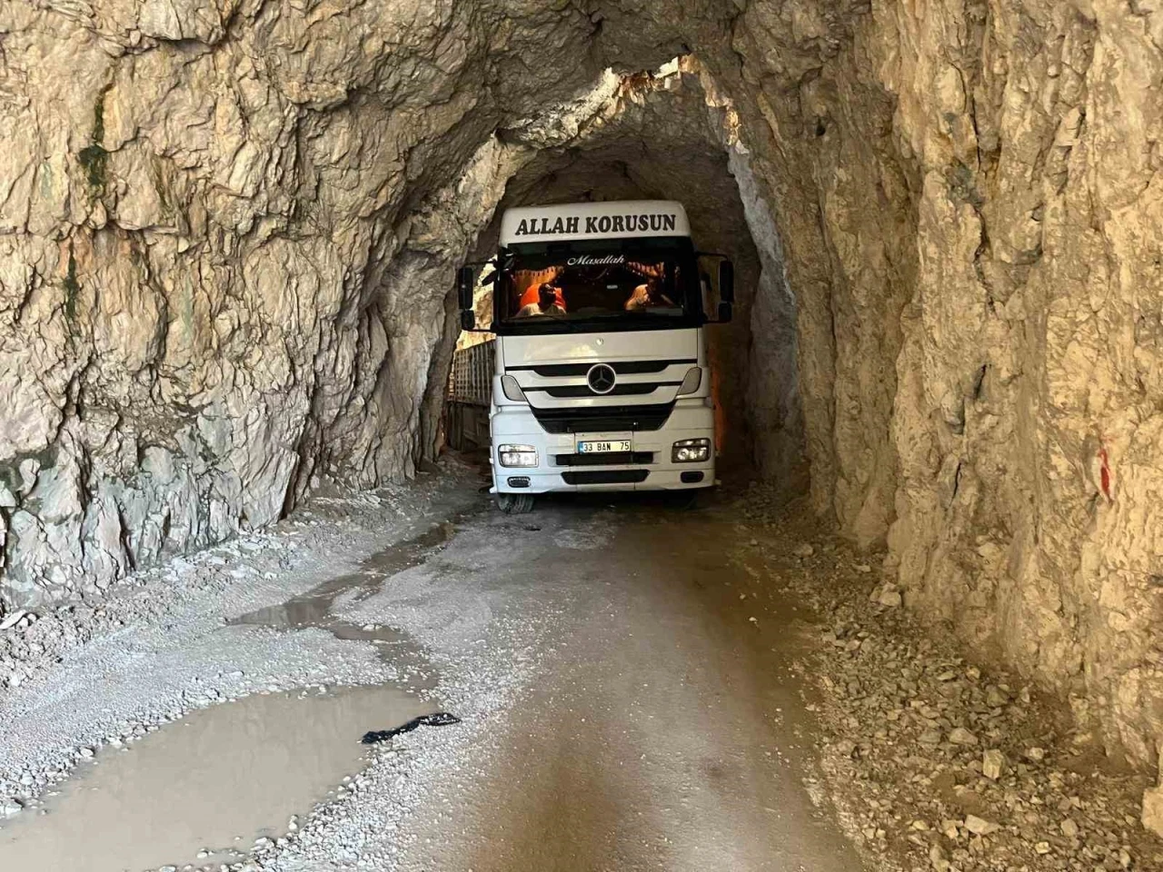 Taş Yolu tırın tünele sıkışması sonucu ulaşıma kapatıldı
