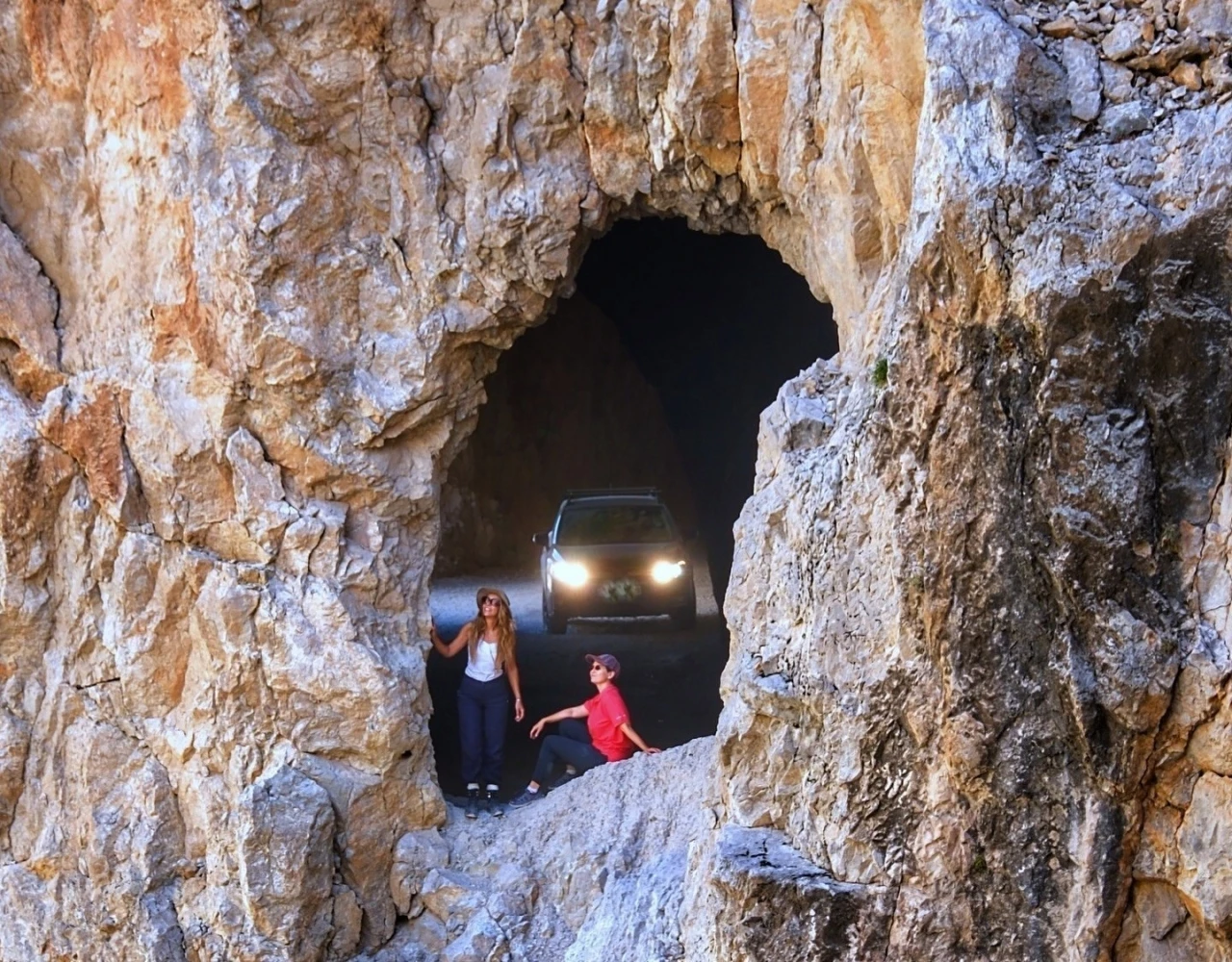 Taş Yolunda tır sıkıştı, yol geçici süreyle ulaşıma kapatıldı
