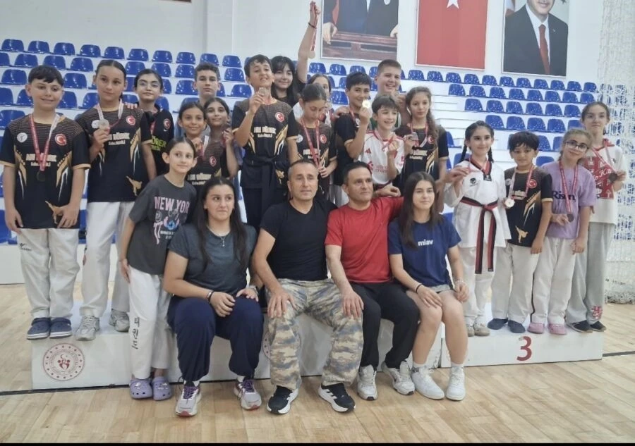 Taşbacaspor, Minikler Taekwondo İl Se&ccedil;melerinde Takım Halinde Şampiyon Oldu
