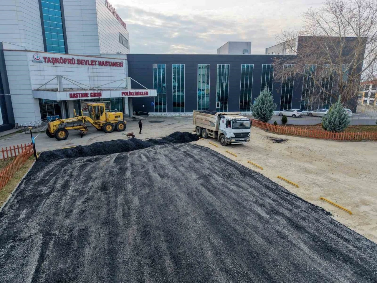 Taşk&ouml;pr&uuml; Belediyesi hastane otoparkını sıcak asfaltla buluşturdu
