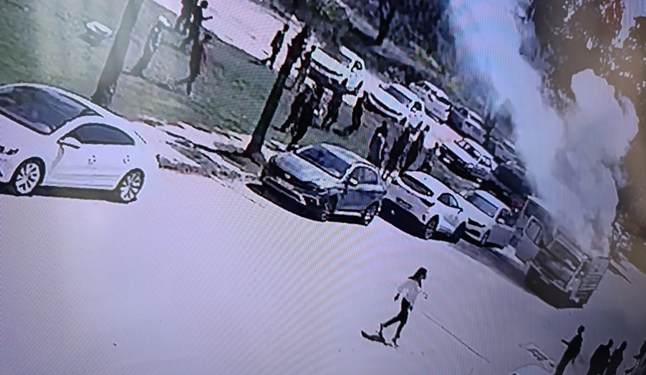 Tatbikat gerçek oldu, yanan kamyoneti eğitim alan personel söndürdü
