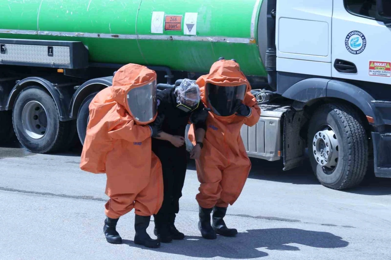 Tatbikatta kimyasal sızıntısından etkilenen vatandaşlar &ouml;zel ekiplerce kurtarıldı
