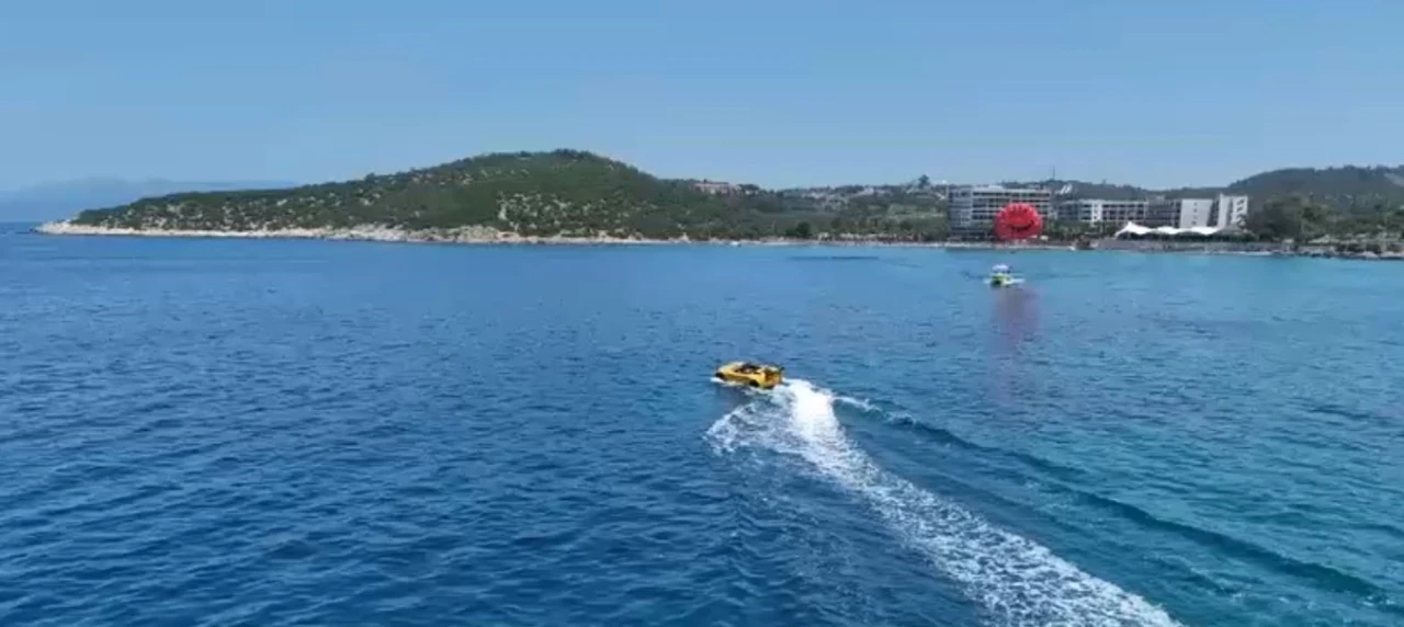 Tatil beldelerinde yeni trend: Spor araba görünümlü sürat tekneleri ilgi görüyor
