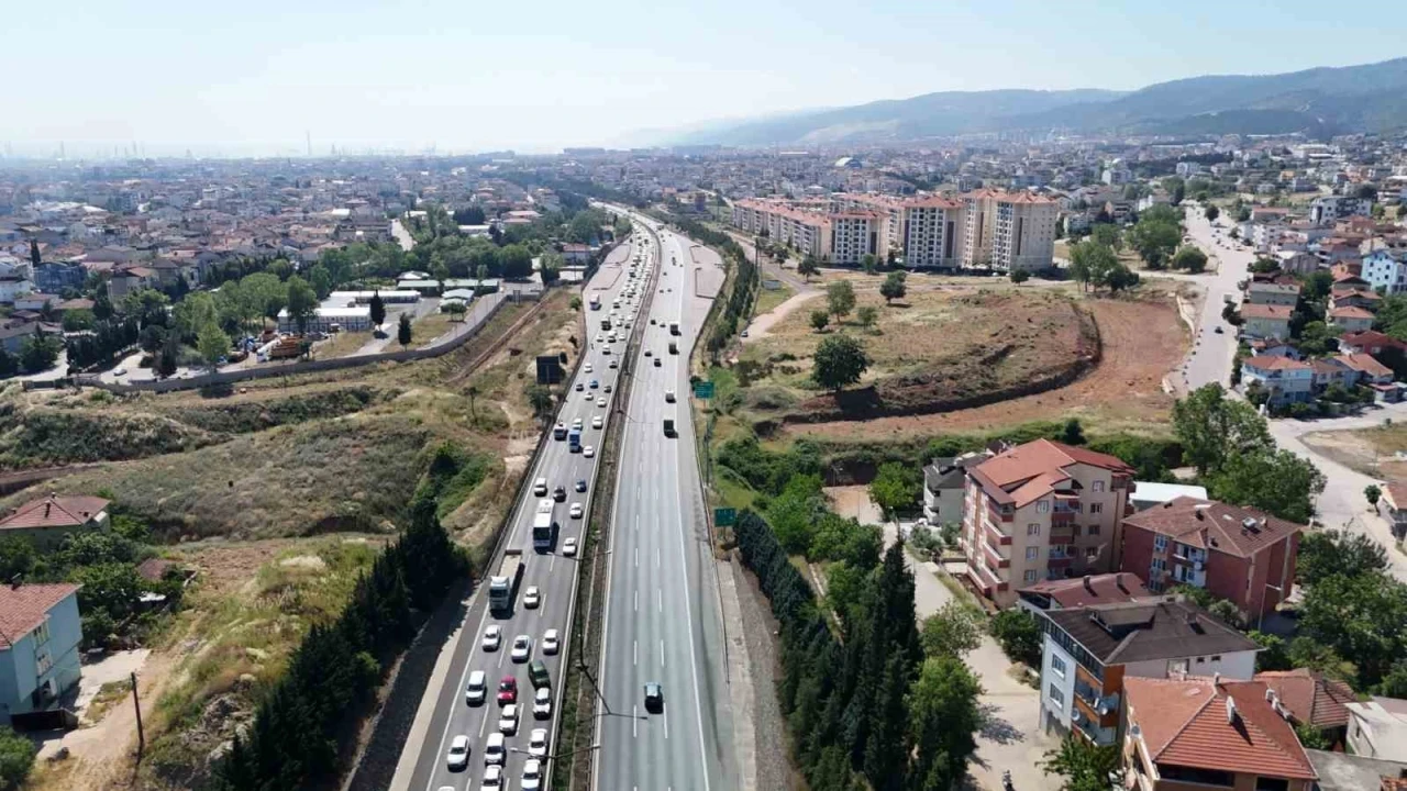 Tatilciler erkenden yola çıktı, TEM’de zaman zaman kuyruk oluşuyor
