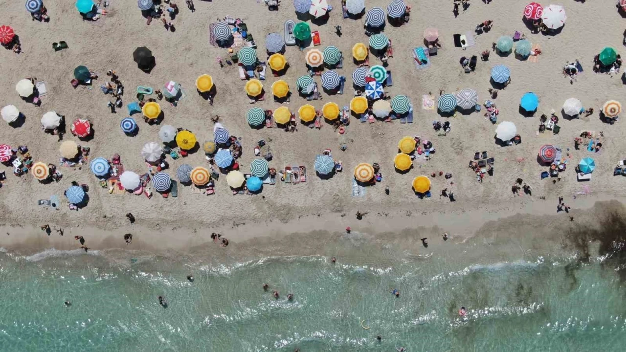 Tatilciler hafta sonu &Ccedil;eşme&rsquo;nin keyfini &ccedil;ıkardı
