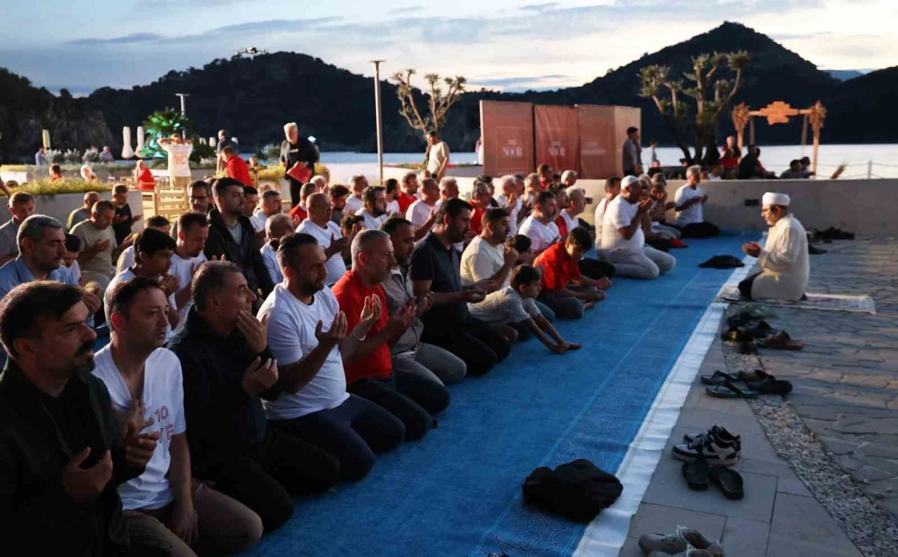 Tatilciler Milli Takıma destek i&ccedil;in sahilde buluştu
