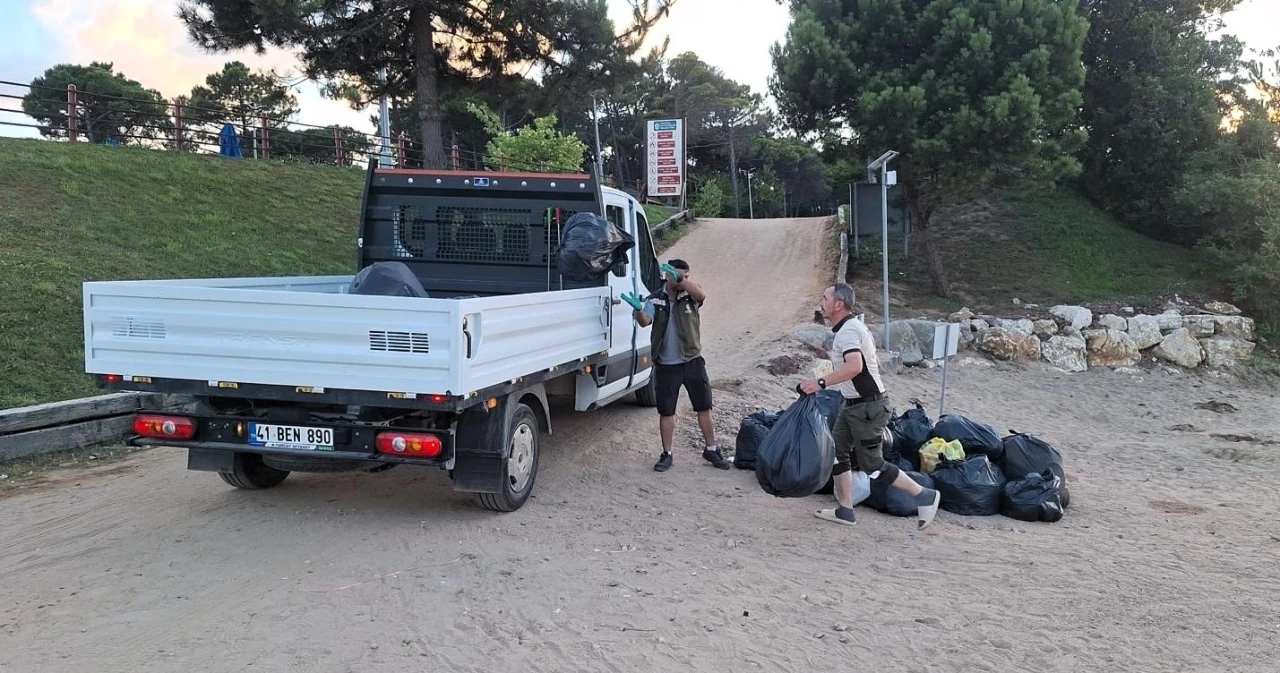 Tatilcilerin akınına uğrayan Kandıra&rsquo;da 387 ton atık toplandı
