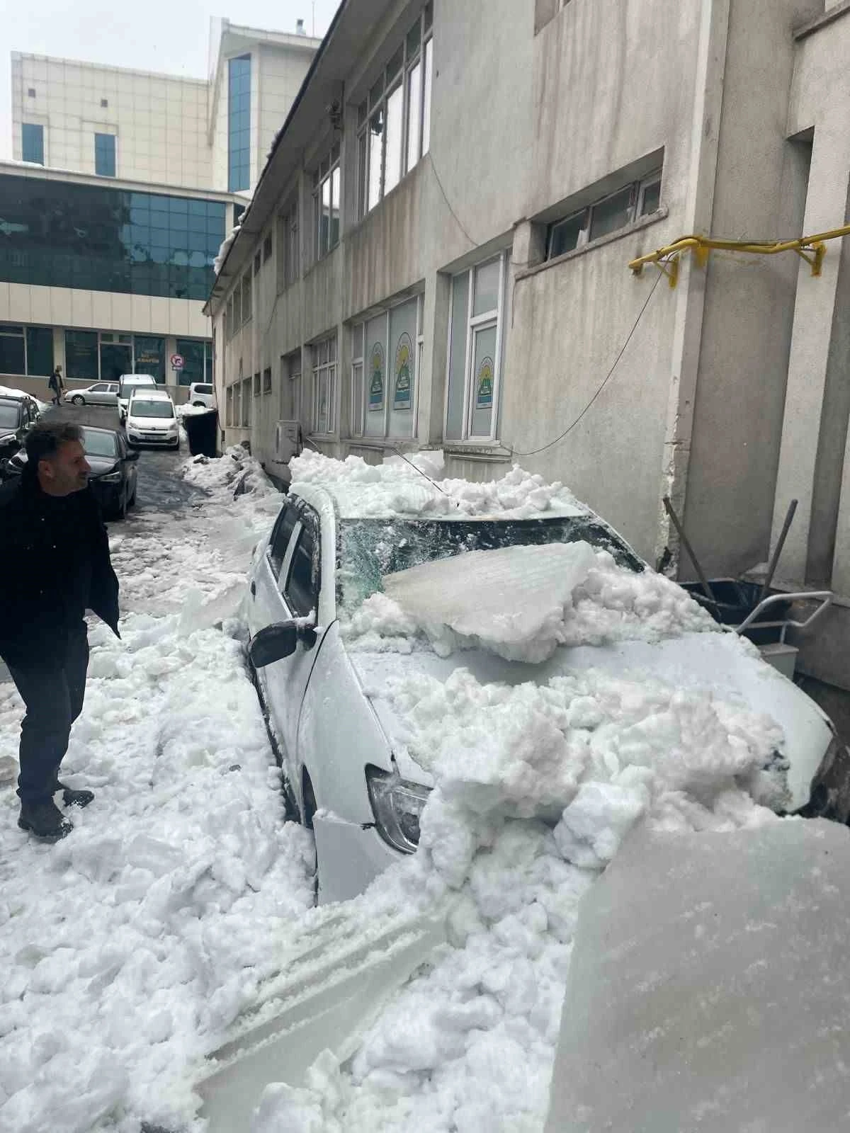 Tatvan&rsquo;da &ccedil;atıdan d&uuml;şen kar otomobili kullanılamaz hale getirdi

