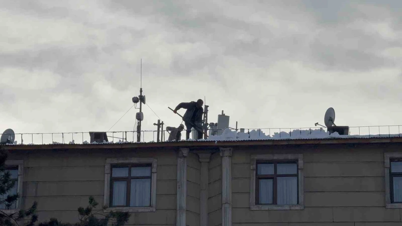 Tatvan&rsquo;da &ccedil;atılardaki kar ve buz k&uuml;tleleri tehlike sa&ccedil;ıyor
